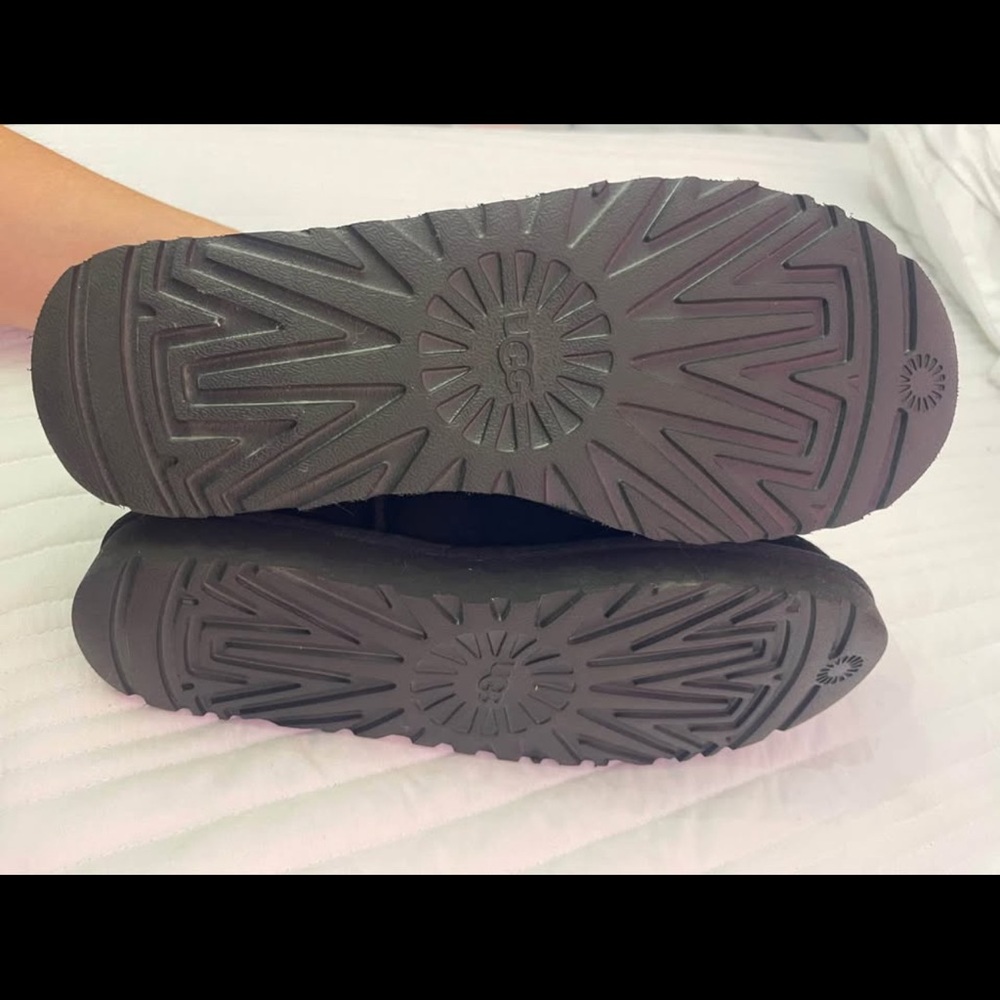 New without box
Black Ugg slippers size 9 - Picture 4 of 4